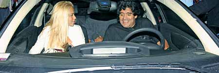 Maradona y su novia en el C4 VTS - Foto: Revista Caras