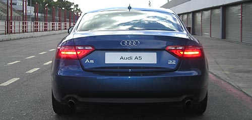 Audi A5 en la calle de boxes
