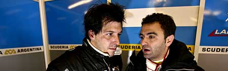Gastón Mazzacane y Esteban Tuero conversan en el box de la escudería ACA Argentina en Silverstone - Foto: Prensa FIA GT.