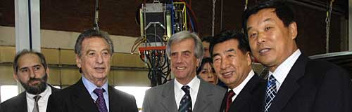 Tabaré Vázquez junto a Franco Macri de SOCMA y empresarios de Chery y enviados del gobierno chino - Foto: presidencia ROU.