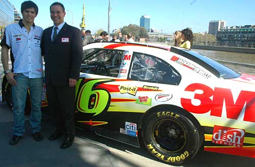 Matías Rossi, el presidente de 3M y el auto de Nascar