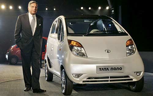 Ratan Tata y el Tata Nano el día de su presentación mundial