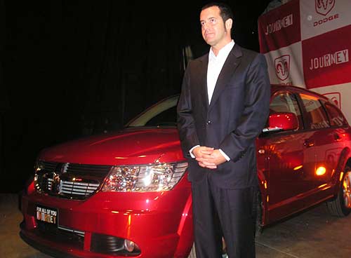 Diego Vignati, Gerente General de Chrysler Argentina, junto al Dodge Journey