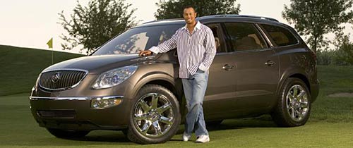Tiger Woods posa junto a una Buick Enclave
