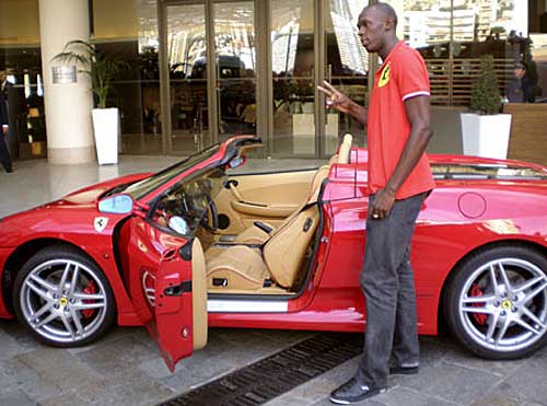 Usain Bolt posa junto a una Ferrari en Mónaco