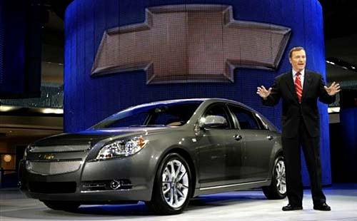 Troy Clark, presidente de GM Norteamérica y el Chevrolet Malibu