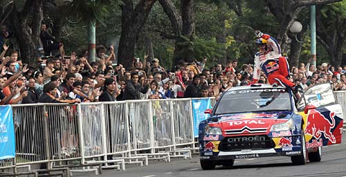 Sébastien Loeb saluda al público en Palermo.