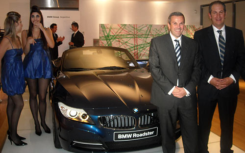 Gernot Volkmer y Alejandro Echeagaray posan junto al BMW Z4.