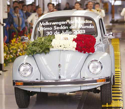 El último Volkswagen Beetle sale de fábrica (2003).