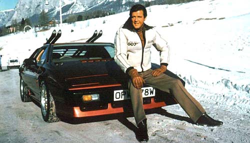 Roger Moore y su auto de película, el Lotus Turbo Esprit.