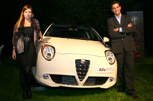 Carolina Belcastro y Manu Díaz junto al Alfa Romeo MiTo. Foto: Cosas de Autos.