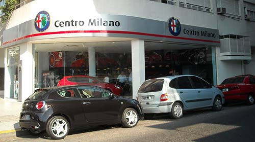 El Alfa Romeo MiTo en la puerta de Centro Milano. Foto: Cosas de Autos.