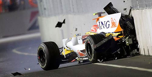 El choque de Nelsinho Piquet en Singapur 2008. - Foto: Sutton.
