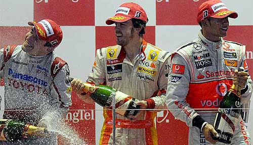 Alonso celebra su tercer puesto en el podio de Singapur, donde ganó Hamilton y fue segundo Glock.