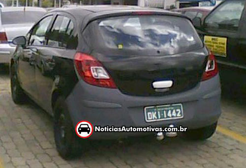 Opel Corsa alemán fotografiado con chapa brasilera - Foto: Noticias Automotivas