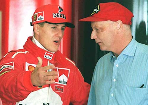Schumacher charla con Lauda cuando el alemán aún era piloto de Ferrari.