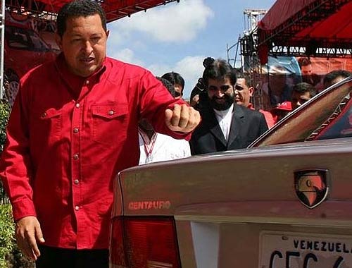 Chávez muestra un Venirauto Centauro, un sedán iraní producido en Venezuela.