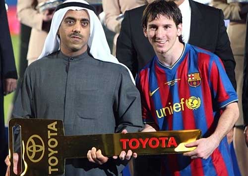Messi recibe las llaves de su nueva Toyota Land Cruiser