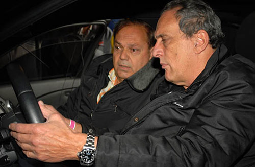 Juan María Traverso y Oscar Aventín miran los comandos del BMW M5 - Foto: ACTC