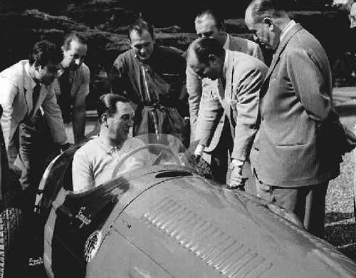 Perón sobre el monoposto de Fangio.