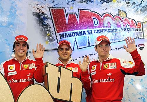 Alonso junto a Massa y Fischella, piloto suplente. - Foto: Reuters