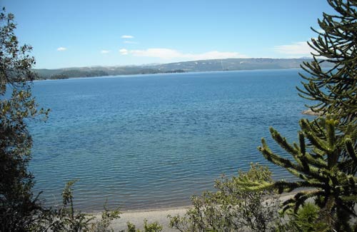 Una imponente vista del Lago Aluminé desde Angostura.