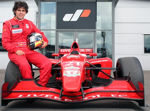 Adrián Valles y el auto con el se consagró campeón en la Superleague Fórmula 2009.