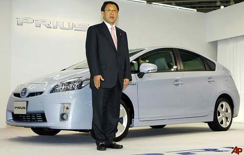 Akio Toyoda junto al Toyota Prius