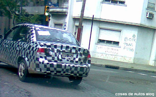 Chevrolet Corsa Classic camuflado por Rosario - Foto: Fernando P. para Cosas de Autos Blog