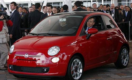 El presidente Calderón maneja un Fiat 500 en Toluca acompañado de Marchionne.
