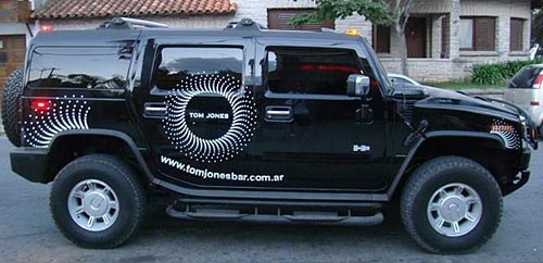 La Hummer luce ploteos para promocionar una disco de la zona - Foto: El periodista de Tres Arroyos