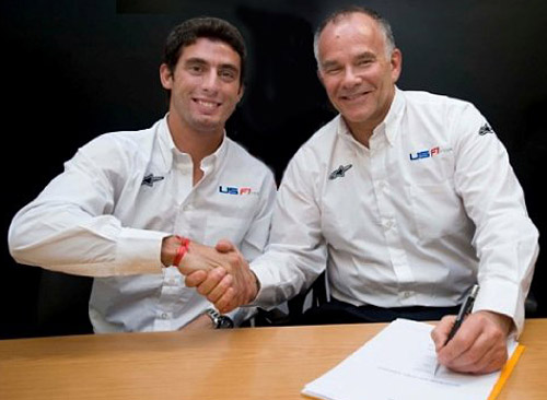 Pechito López y Peter Windsor firman el contrato que los une.