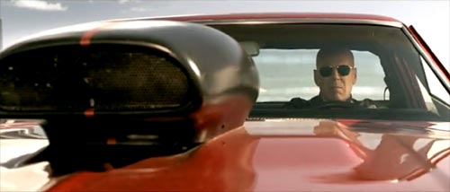Bruce Willis al volante de un Chevrolet El Camino en Stylo, el último videoclip de Gorillaz