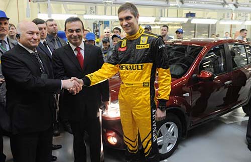 Petrov junto a Ghosn en una reciente visita a la planta de Renault en Rusia.