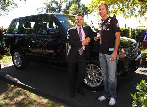 Sebastián Dañil y Gonzalo Pieres junto al Range Rover.