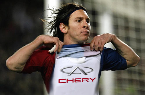 Messi se puso la camiseta de Chery. Fotomontaje: Cosas de Autos.