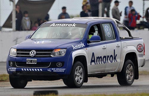 La pick-up Volkswagen Amarok debutó como vehículo auxiliar en Rafaela. Foto: Jorge Marchesin para Cosas de Autos.