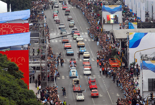 Una vista aérea del desfile de vehículos del Bicentenario. Foto: Télam.