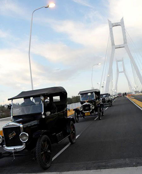 Caravana de Ford T en la inauguración del Puente del Bicentenario. Foto: Diego Moreno (Facebook)