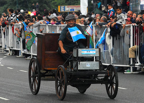 El Iglesias, primer auto argentino, llegó desde Campana para el desfile. Foto: Télam
