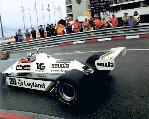 Reutemann acaba de ganar el GP de Mónaco de 1980 y recibe el saludo de los banderilleros y auxiliares de pista.