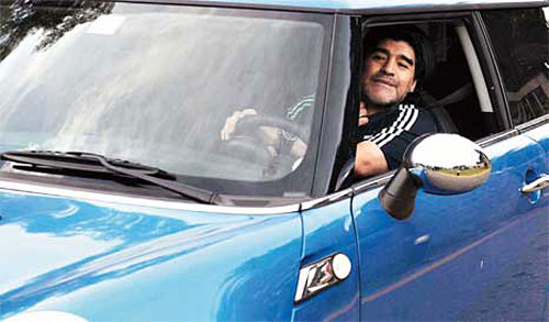 Maradona llega al predio de la AFA en Ezeiza en su Mini Cooper.