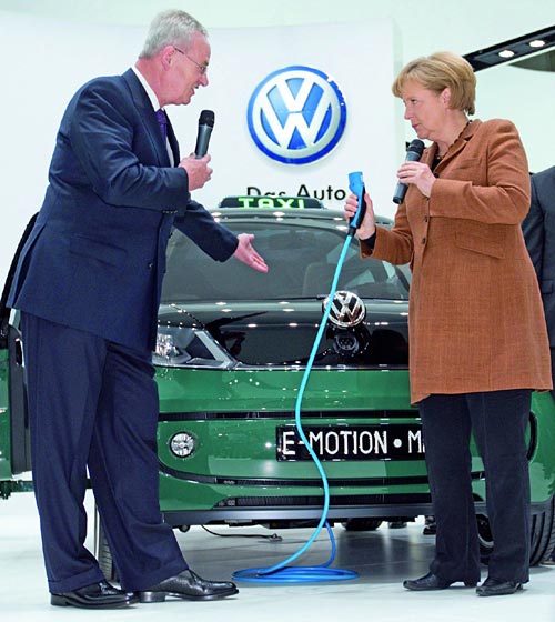 Angela Merkel junto al VW Milano taxi en la Feria de Hanover.