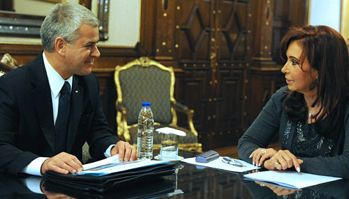 El titular de GM Argentina, Sergio Rocha, junto a la Presidenta Cristina Fernández.
