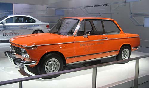 El BMW 2002 eléctrico que se usó en los JJ.OO. de Munich 1972 en el Museo de BMW.