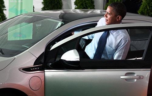 Barack Obama hace unos días subiendo al Chevrolet Volt