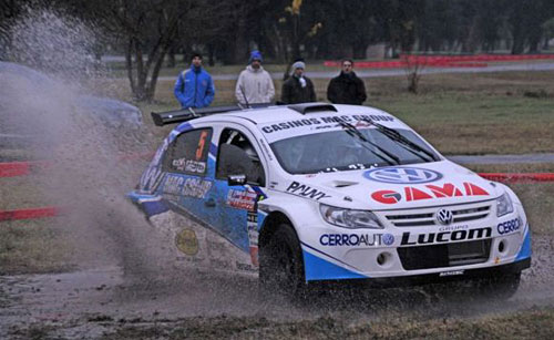 El Volkswagen Gol Trend de Maxi Rally de Claudio Menzi en su debut, en Tucumán.