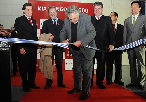Mujica inaugura la línea del Kia Bongo en Uruguay. Foto: Presidencia ROU