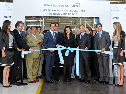 Cristina en el lanzamiento de producción del Peugeot 408.