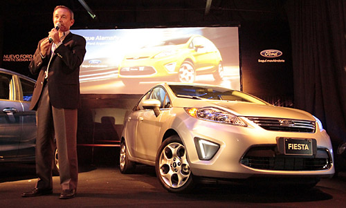 Enrique Alemañy junto al Ford Fiesta Kinetic Design sedán